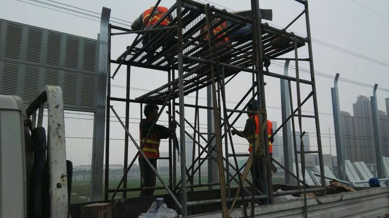海滨大道顶部弧形声屏障施工中